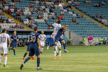 Odessa, Ukrayna - 3 Ağustos 2018: duygusal futbol taraftarları destek ekibi stadyumunda futbol kulübü Djurgardens Eğer İsveç oyun Uefa Avrupa Ligi oyun sırasında. Kalabalık futbol taraftarları Stadyumu futbol