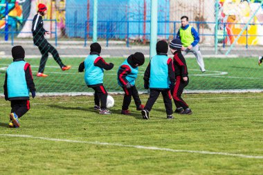 Odessa, Ukrayna 0 1 Nisan 2018: genç çocuklar için oyun spor eğitimi. Futbol futbol çocuklar için oyun. Üniformalı çalıştıran ve futbol oynarken spor kulübü, futbol oyuncuları genç oyuncular