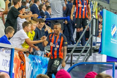 Odessa, Ukrayna 23 Temmuz 2018: Bir kalabalık futbol stadyumu. Ziyaret edenler stadyum standları dolu. Stadyumda futbol taraftarları. Taraftar standları sevinç, hafif ateş ve dalgalanan bayrak.