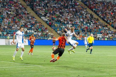 Odessa, Ukrayna - 14 Ağustos 2015: Fc Shakhtar Donetsk ve Fc Dnipro Dnipropetrovsk Ukrayna Kupası maçında top için kavga ediyorlar. Ayrıntı oyunun.