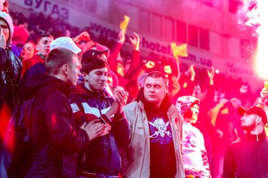 Odessa, Ukrayna - 24 Mart 2016: Futbol taraftarları ve seyirci stadyum standları duygusal onların Ukrayna ve Kıbrıs Milli takım maç sırasında destek ekibi. Duygular, el fenerleri, duman, çığlıkları