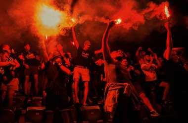 Odessa, Ukrayna - 15 Haziran 2017: Süper kupa. Shakhtar - Dinamo (Kiev). Fanatik hayranları standları ebedi rakip oyun sırasında. Taraftar standları sevinç, hafif ateş ve dalgalanan bayrak. Ateşli gösteri Stadyumu'nda