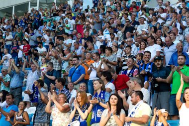 Odessa, Ukrayna - 2 Ağustos 2015: Futbol taraftarları ve stadyumun futobolnogo sırasında hasta tribünlerde seyirci Dinamo Kiev - Chernomorets Odessa maç