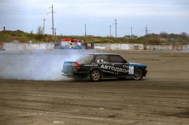 Odessa, Ukrayna -23 Nisan 2017: Combat drifters yerel sürüklenen yarışmalar. Gösteri yasadışı bir platform üzerinde sürüklenen. Binici profesyonel olarak otomatik yarışmalarda driftig yeterlilik yarışta parça geçmek