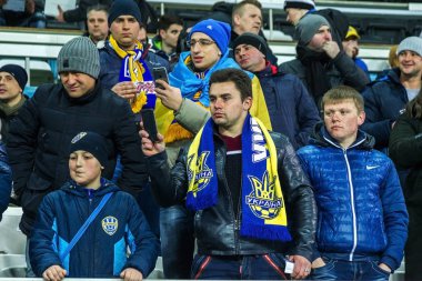 Odessa, Ukrayna - 24 Mart 2016: Futbol taraftarları ve seyirci stadyum standları duygusal onların Ukrayna ve Kıbrıs Milli takım maç sırasında destek ekibi. Duygular, el fenerleri, duman, çığlıkları