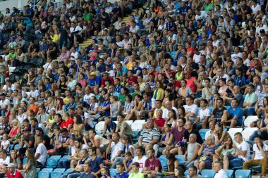 Odessa, Ukrayna - 2 Ağustos 2015: Futbol taraftarları ve stadyumun futobolnogo sırasında hasta tribünlerde seyirci Dinamo Kiev - Chernomorets Odessa maç