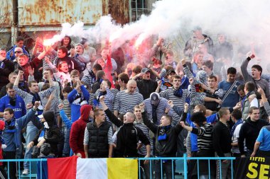 Odessa, Ukrayna - 14 Kasım 2010: Polis, kırık Kürsüsü, kavgalar, oyun alanı üzerinde havai fişek ile oyun sırasında Ultras duygusal futbol hayranları onun takımlarından Chernomorets ayaklandı