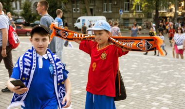 Odessa, Ukrayna - 16 Temmuz 2017: Mutlu hayranları futbol kulüpleri onların takım özniteliklere sahip. FC Shakhter-Dinamo Kiev. Futbol hayranları ile kendi kulüpleri sembolik eşarplar. Futbol hayranları sembolleri ile