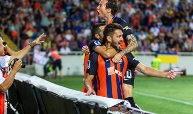 Odessa, Ukrayna - 15 Haziran 2017: Fc Dinamo (Kiev) gol gol ile Fc Shakhtar (Donetsk) sevinir. Futbolcular futbol oyunu zaferle sevinçle ve duygusal kutlamak