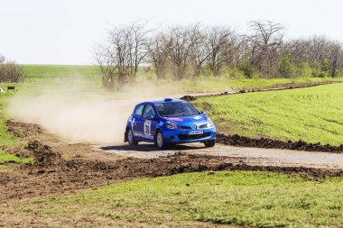 Odessa, Ukrayna - 17 Nisan 2016: Üzerinde bir mini ralli Kupası Limanov Severin güneşli bir gün pitoresk bozkır alanı'nda Ukrayna Şampiyonası