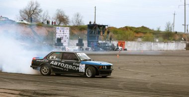 Odessa, Ukrayna -23 Nisan 2017: Combat drifters yerel sürüklenen yarışmalar. Gösteri yasadışı bir platform üzerinde sürüklenen. Binici profesyonel olarak otomatik yarışmalarda driftig yeterlilik yarışta parça geçmek