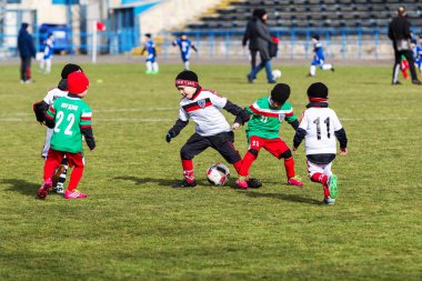 Odessa, Ukrayna 0 1 Nisan 2018: genç çocuklar için oyun spor eğitimi. Futbol futbol çocuklar için oyun. Üniformalı çalıştıran ve futbol oynarken spor kulübü, futbol oyuncuları genç oyuncular