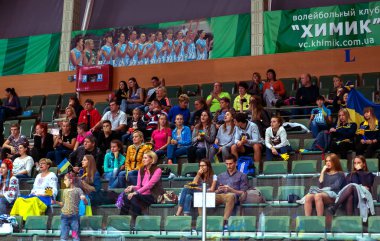 Odessa, Ukrayna - 16 Eylül 2016: Seyirci Bayanlar Voleybol Avrupa Şampiyonası sırasında tribünlerde. Oyun oyun favori kadın takımın başına taraftarların duygusal deneyimler