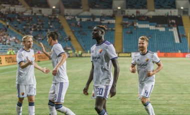 Odessa, Ukrayna - 3 Ağustos 2018: Futbolcular, Fc Djurgardens Eğer İsveç Melkemichel özcan sırasında oyun Uefa Avrupa Ligi 2018 Fc Mariupol (Ukrayna) ile futbol sahada. Futbol oyuncular Tren