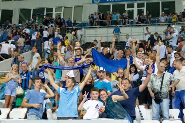 Odessa, Ukrayna - 2 Ağustos 2015: Futbol taraftarları ve stadyumun futobolnogo sırasında hasta tribünlerde seyirci Dinamo Kiev - Chernomorets Odessa maç