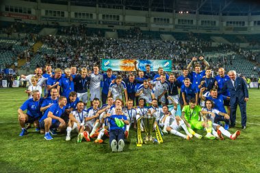Odessa, Ukrayna - 21 Temmuz 2018: Dinamo oyuncular için Ukrayna Super Kupası maçında zafer kutlamak. Futbolcular zafer ve ödüllendirici kupa kutlama.