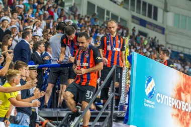 Odessa, Ukrayna 23 Temmuz 2018: Bir kalabalık futbol stadyumu. Ziyaret edenler stadyum standları dolu. Stadyumda futbol taraftarları. Taraftar standları sevinç, hafif ateş ve dalgalanan bayrak.