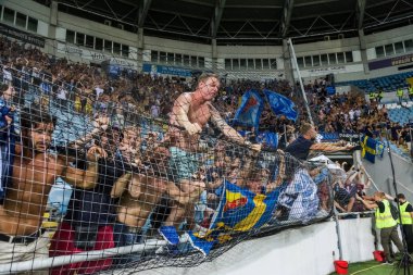 Odessa, Ukrayna - 3 Ağustos 2018: duygusal futbol taraftarları destek ekibi stadyumunda futbol kulübü Djurgardens Eğer İsveç oyun Uefa Avrupa Ligi oyun sırasında. Kalabalık futbol taraftarları Stadyumu futbol