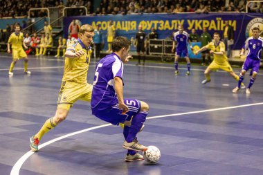 Odessa, Ukrayna - 12 Nisan 2016: Dünya Kupası play-off maçı Ukrayna - Slovakiya. Futsal oynuyor. Modern Bahçesi kapsayan spor salonu büyük sahnede mini futbol