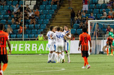 Odessa, Ukrayna - 14 Ağustos 2015: Fc Shakhtar Donetsk ve Fc Dnipro Dnipropetrovsk Ukrayna Kupası maçında top için kavga ediyorlar. Ayrıntı oyunun.