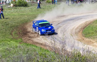 Odessa, Ukrayna - 17 Nisan 2016: Üzerinde bir mini ralli Kupası Limanov Severin güneşli bir gün pitoresk bozkır alanı'nda Ukrayna Şampiyonası