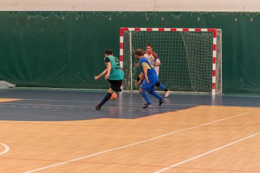 Odessa, Ukrayna - 28 Temmuz 2018: Parke zemin üzerinde bir futsal futsal turnuvasında oynayan yerel takım kimliği belirsiz oyuncular. doğru anı kapalı odada, futsal futbolun bir spor oyunu
