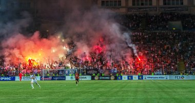 Odessa, Ukrayna-July2, 2018: fanatik hayranları standları ebedi rakip oyun sırasında. Raflar taraftarlara mutlu, yangın ve dalgalanan bayrak ile kızdırma. Ateşli gösteri Stadyumu'nda. Holigan hafif ateşli flashe hayranları