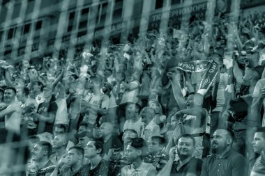 Odessa, Ukrayna 23 Temmuz 2018: Bir kalabalık futbol stadyumu. Ziyaret edenler stadyum standları dolu. Stadyumda futbol taraftarları. Taraftar standları sevinç, hafif ateş ve dalgalanan bayrak.