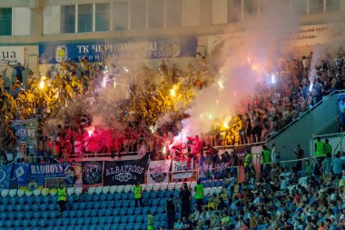 Odessa, Ukrayna - 2 Ağustos 2015: Futbol taraftarları ve stadyumun futobolnogo sırasında hasta tribünlerde seyirci Dinamo Kiev - Chernomorets Odessa maç