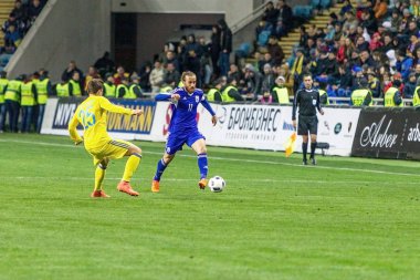 Odessa, Ukrayna -24 Mart 2016: Dostluk maçı (sarı) Ukrayna Millî Futbol takımı ve Kıbrıs (mavi) Milli takımı arasında. Yoğun maç oyun an.