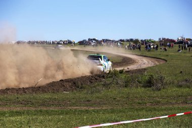 Odessa, Ukrayna - 17 Nisan 2016: Üzerinde bir mini ralli Kupası Limanov Severin güneşli bir gün pitoresk bozkır alanı'nda Ukrayna Şampiyonası