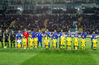 Odessa, Ukrayna -24 Mart 2016: Dostluk maçı (sarı) Ukrayna Millî Futbol takımı ve Kıbrıs (mavi) Milli takımı arasında. Yoğun maç oyun an.