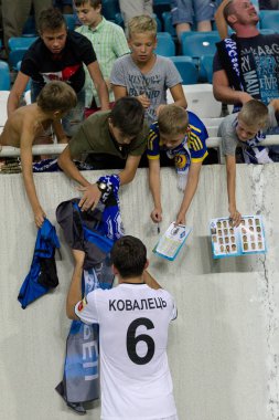 Odessa, Ukrayna - 2 Ağustos 2015: Futbol taraftarları ve stadyumun futobolnogo sırasında hasta tribünlerde seyirci Dinamo Kiev - Chernomorets Odessa maç