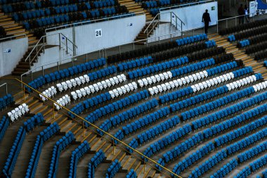 Stadyumun boş eski plastik sandalyeler. Küçük bir eski stadyumda boş koltuk sayısı. Hayranları için çizilmiş yıpranmış plastik koltuk