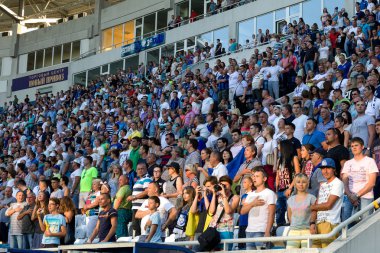 Odessa, Ukrayna - 2 Ağustos 2015: Futbol taraftarları ve stadyumun futobolnogo sırasında hasta tribünlerde seyirci Dinamo Kiev - Chernomorets Odessa maç