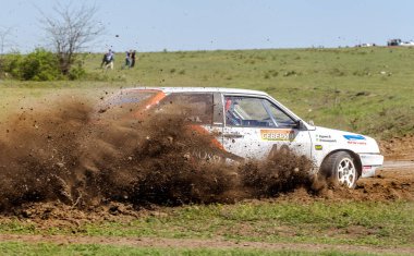 Odessa, Ukrayna - 17 Nisan 2016: Üzerinde bir mini ralli Kupası Limanov Severin güneşli bir gün pitoresk bozkır alanı'nda Ukrayna Şampiyonası