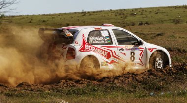 Odessa, Ukrayna - 17 Nisan 2016: Üzerinde bir mini ralli Kupası Limanov Severin güneşli bir gün pitoresk bozkır alanı'nda Ukrayna Şampiyonası