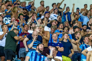 Odessa, Ukrayna - 3 Ağustos 2018: duygusal futbol taraftarları destek ekibi stadyumunda futbol kulübü Djurgardens Eğer İsveç oyun Uefa Avrupa Ligi oyun sırasında. Kalabalık futbol taraftarları Stadyumu futbol