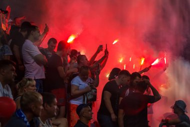 Odessa, Ukrayna-July2, 2018: fanatik hayranları standları ebedi rakip oyun sırasında. Raflar taraftarlara mutlu, yangın ve dalgalanan bayrak ile kızdırma. Ateşli gösteri Stadyumu'nda. Holigan hafif ateşli flashe hayranları