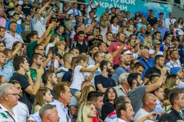 Odessa, Ukrayna 23 Temmuz 2018: Bir kalabalık futbol stadyumu. Ziyaret edenler stadyum standları dolu. Stadyumda futbol taraftarları. Taraftar standları sevinç, hafif ateş ve dalgalanan bayrak.