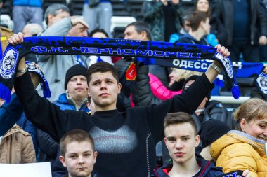 Odessa, Ukrayna 03/17/2018: stadyum tribünlerde seyirci. Stadyumda futbol taraftarları. Mutlu ve sallayarak flamalar Fc Chernomorets rafları fanlar bulunmaktadır