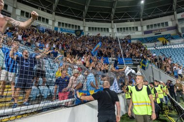 Odessa, Ukrayna - 3 Ağustos 2018: duygusal futbol taraftarları destek ekibi stadyumunda futbol kulübü Djurgardens Eğer İsveç oyun Uefa Avrupa Ligi oyun sırasında. Kalabalık futbol taraftarları Stadyumu futbol