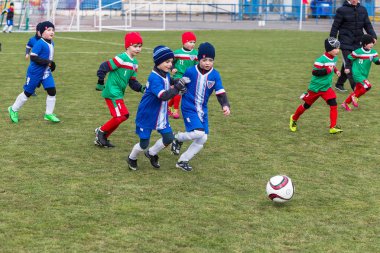 Odessa, Ukrayna 0 1 Nisan 2018: genç çocuklar için oyun spor eğitimi. Futbol futbol çocuklar için oyun. Üniformalı çalıştıran ve futbol oynarken spor kulübü, futbol oyuncuları genç oyuncular