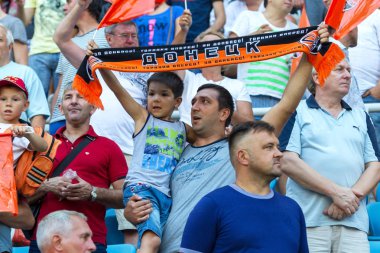 Odessa, Ukrayna - 14 Ağustos, 2015: futbol taraftarları ve seyirci stadyum standları duygusal Fc Shakhtar (Donetsk) - Dnipro (Dnipropetrovsk) oyun sırasında onların takım destekler. Major League. Ukrayna Kupası