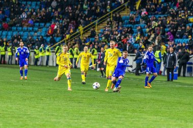 Odessa, Ukrayna -24 Mart 2016: Dostluk maçı (sarı) Ukrayna Millî Futbol takımı ve Kıbrıs (mavi) Milli takımı arasında. Yoğun maç oyun an.