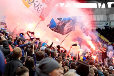 Odessa, Ukrayna - 10 Temmuz 2013: duygusal futbol taraftarları Stadı nda futbol kulübü Chernomorets, 10 Temmuz 2013, Odessa, Ukrayna bir oyun sırasında destek