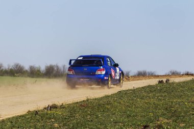 Odessa, Ukrayna - 17 Nisan 2016: Üzerinde bir mini ralli Kupası Limanov Severin güneşli bir gün pitoresk bozkır alanı'nda Ukrayna Şampiyonası