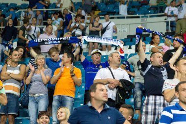 Odessa, Ukrayna - 2 Ağustos 2015: Futbol taraftarları ve stadyumun futobolnogo sırasında hasta tribünlerde seyirci Dinamo Kiev - Chernomorets Odessa maç