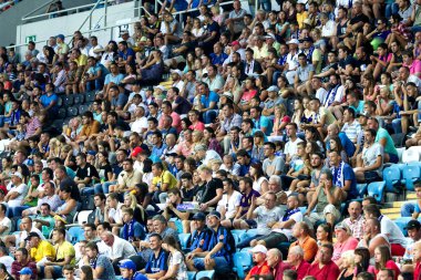 Odessa, Ukrayna - 2 Ağustos 2015: Futbol taraftarları ve stadyumun futobolnogo sırasında hasta tribünlerde seyirci Dinamo Kiev - Chernomorets Odessa maç