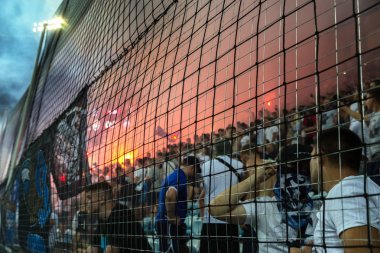 Odessa, Ukrayna-July2, 2018: fanatik hayranları standları ebedi rakip oyun sırasında. Raflar taraftarlara mutlu, yangın ve dalgalanan bayrak ile kızdırma. Ateşli gösteri Stadyumu'nda. Holigan hafif ateşli flashe hayranları